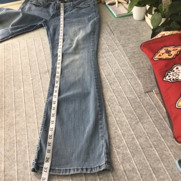 Women Levi’s 520 Low Rise Boot Cut Light Wash Jeans - Picture 2 of 11